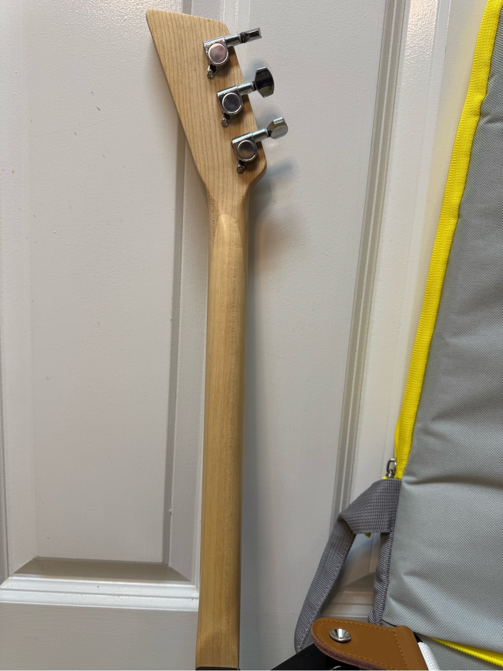 Loog Pro Electric 3 string Guitar - Picture 9 of 15